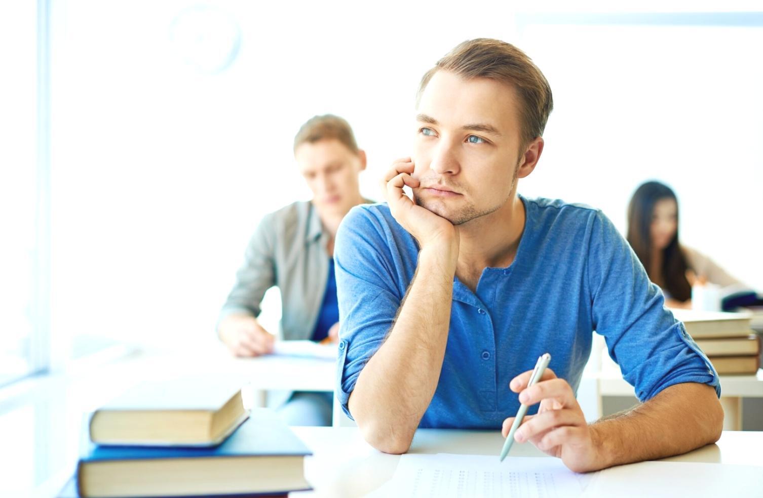 Equipo de dovenquasylari trabajando en análisis financiero