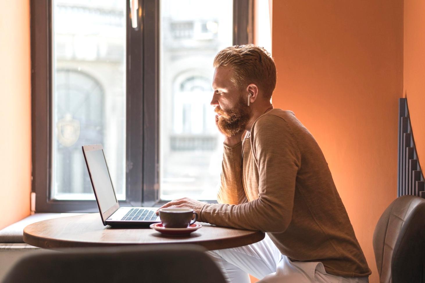 Documentos de trabajo estudiantil y contratos laborales en España