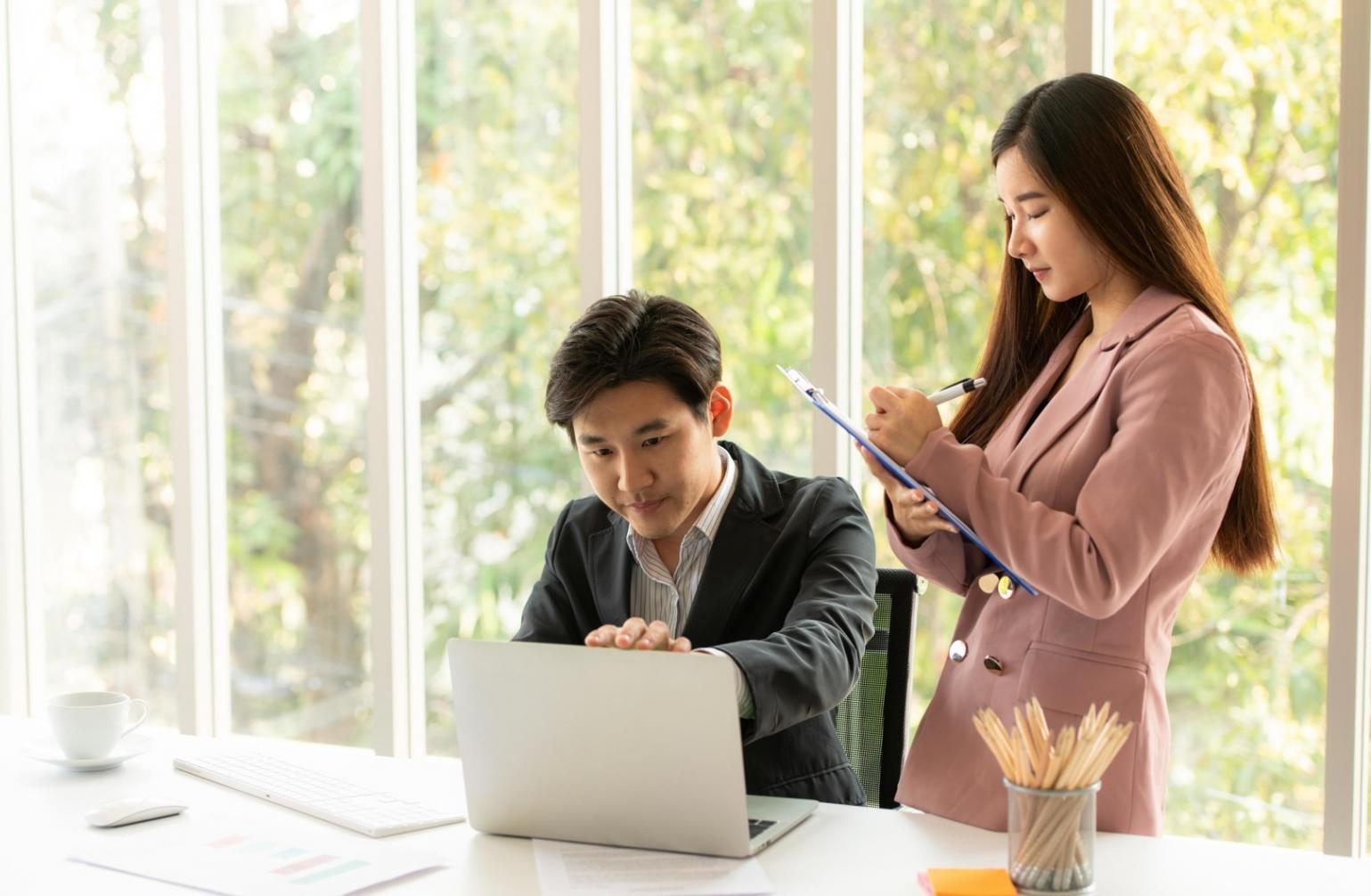 Estudiantes trabajando en análisis financiero durante sesión práctica del programa