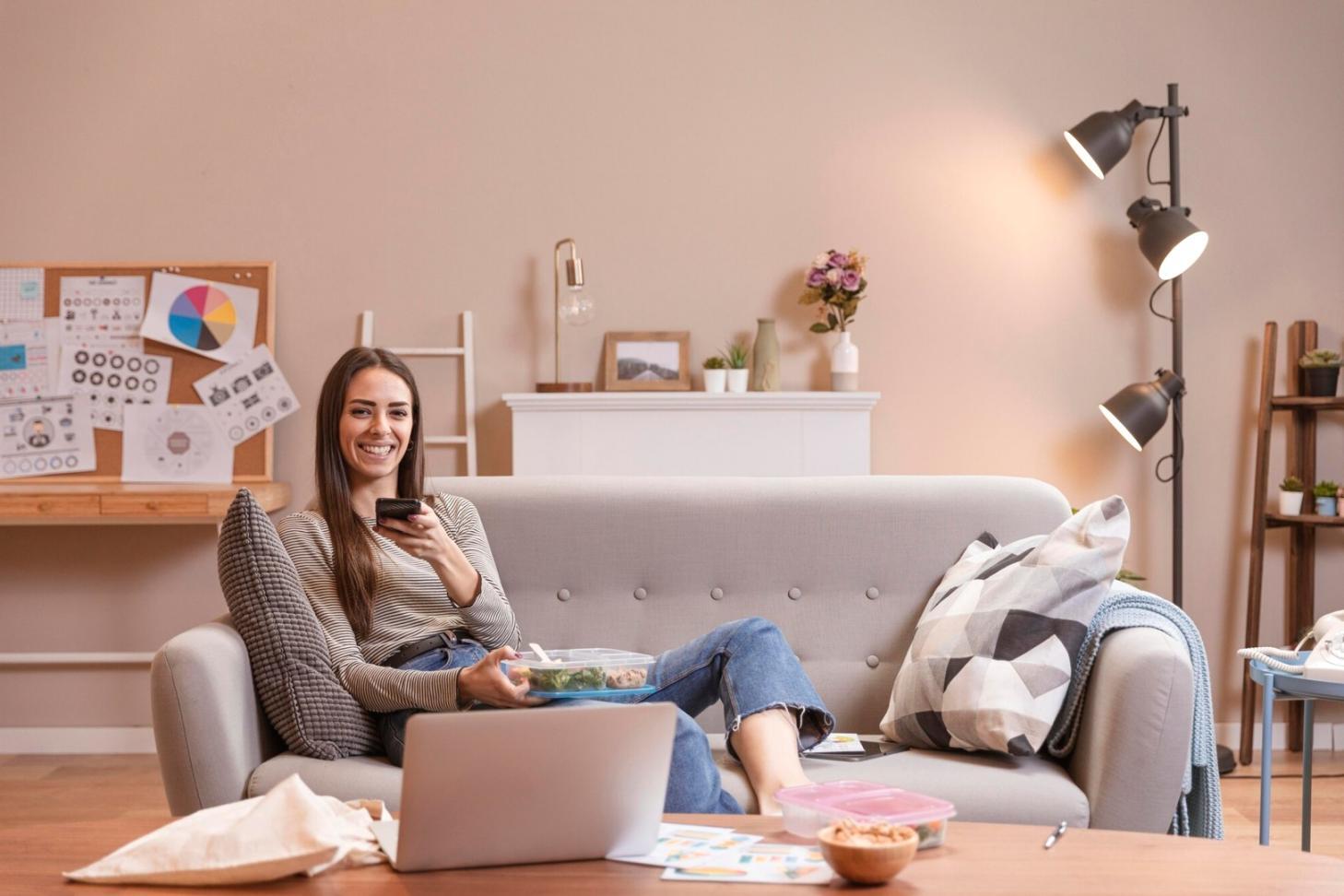 Profesional analizando informes financieros en oficina moderna