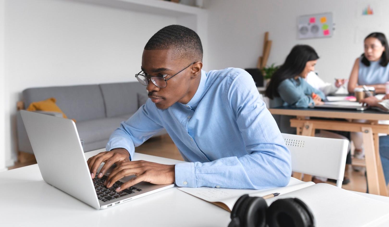 Sesión de análisis financiero con cliente