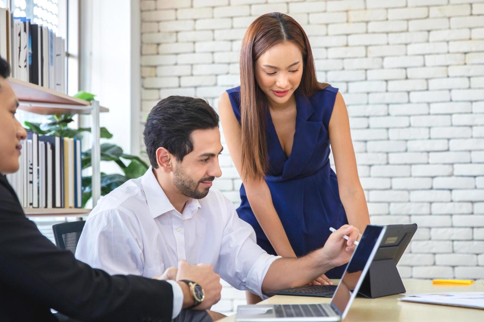 Estudiante internacional revisando documentos financieros en una oficina moderna
